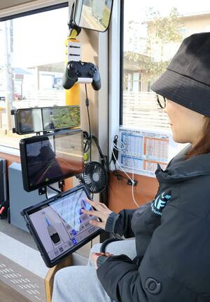 自動運転バス「ミコぴょん号」のオペレーター席。タブレット端末で速度調整などを行える