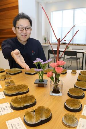 ショップに並べた自社の剣山を紹介する石﨑剣山製作所社長の佐藤大輔さん=三条市下保内
