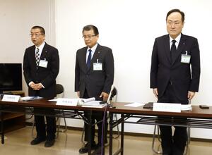 上越市発注工事の入札を巡るミスについて市側が説明した記者会見=12日、上越市木田1の上越市役所