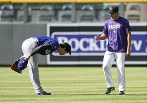 4月20日、試合前にロッキーズ・菅野(右)とあいさつを交わすドジャース・大谷=デンバー(共同)