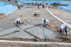 丘江遺跡で見つかった平安時代の竪穴建物の跡=5日、柏崎市