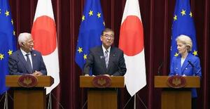 共同記者発表に臨む(左から)EUのコスタ大統領、石破首相、フォンデアライエン欧州委員長=23日午後、首相官邸