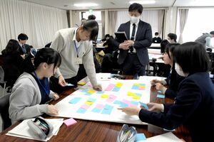 理想の教師像について意見を出し合い、分析する高校生たち=上越市山屋敷町