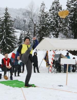雪原の中、参加者たちがわらぐつを蹴飛ばした「第14回ごんぞ飛ばし世界選手権大会」=2月11日、上越市牧区