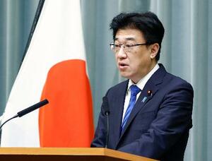 　山梨県で発生した震度６弱の地震を受けて記者会見する木原官房長官＝２６日午後１１時３２分、首相官邸
