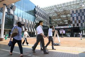 選挙戦が確実となった市長選で、市民は熱い論戦を期待している=6月12日、アオーレ長岡