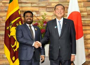 会談前に、スリランカのディサナヤカ大統領(左)と握手する石破首相=29日午前、首相官邸