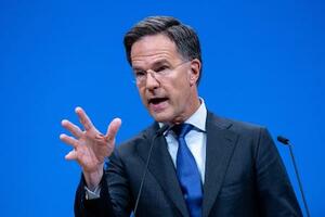 記者会見で話す北大西洋条約機構(NATO)のルッテ事務総長=6月、ブリュッセル(ゲッティ=共同)