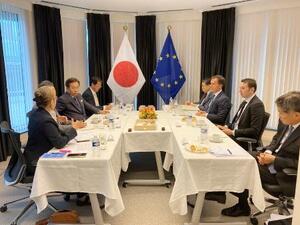 　欧州議会の議員（右から３人目）から意見聴取する枝野幸男団長（同６人目）ら衆院憲法審査会メンバー＝９月、ベルギー・ブリュッセル