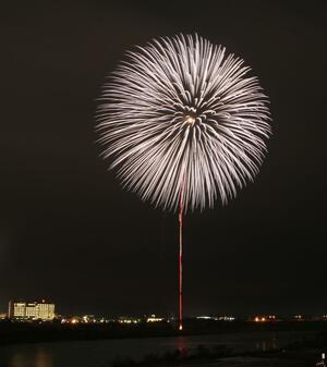 真珠湾攻撃から70年となった年に打ち上げられた追悼の花火「白菊」=2011年12月8日、長岡市