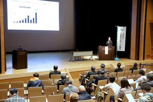 指導者や保護者が集まった「NO!スポハラ研修会」=三条市荒町2