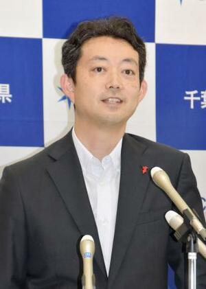 記者会見する千葉県の熊谷俊人知事=26日午前、千葉県庁