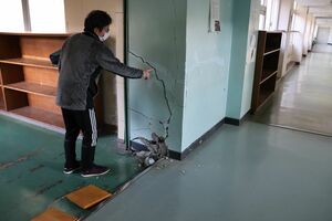 地震で校舎の壁に亀裂が入った坂井輪中学校=1月4日、新潟市西区
