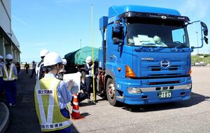 特殊車両の高さなどを測る新潟国道事務所の職員ら＝新潟市西蒲区中郷屋