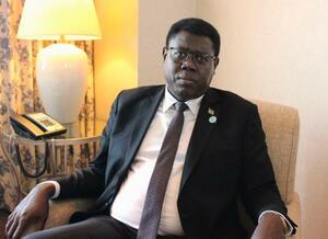 取材に応じる南スーダンのセマヤ・クンバ外相=21日、横浜市