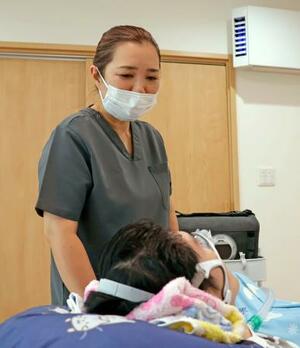 愛知県東浦町の福祉施設で働く、ポケットナース代表の中嶋美世子さん=8月