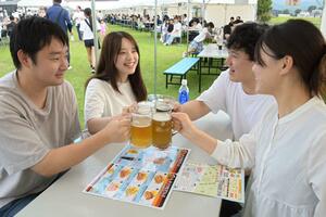 ドイツビールで乾杯する来場者=9月7日、上越市大和5