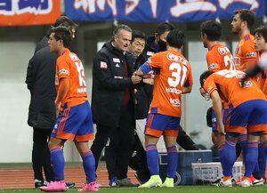 新潟-愛媛 選手に指示を出すアルベルト監督(中央)=25日、ビッグスワン