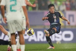 ニュージーランド戦で先制点を決める日本の小倉(右)=バルパライソ(AP=共同)