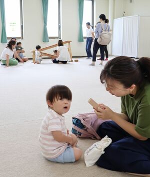 健診の待ち時間に積み木で遊ぶ親子ら=十日町保健センター
