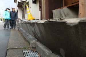 液状化被害で大きく傾いた塀=新潟市西区