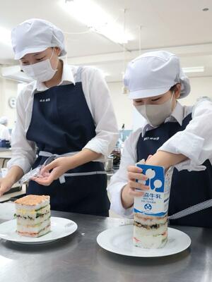押しずしを作る高田北城高の生徒=上越市北城町2