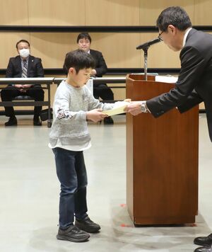 入賞者に賞状が手渡された表彰式＝佐渡市中原