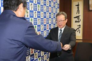 感謝状を受け取る田村和好さん=新潟中央署