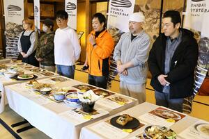 赤穂産のカキを使った個性豊かなメニューが披露されたプレス発表会=新発田市諏訪町1