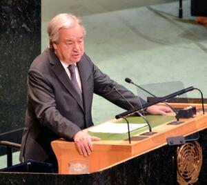 　核拡散防止条約（ＮＰＴ）再検討会議で演説する国連のグテレス事務総長＝２７日、米ニューヨークの国連本部（共同）