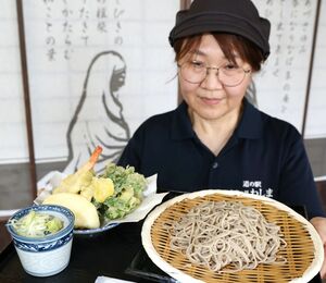 越路産のそば粉を100%使用した十割そば=長岡市島崎