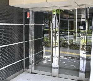 元少年らが宅配業者を装って侵入したマンションのエントランス=2025年8月