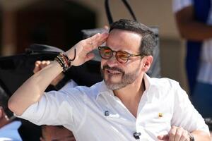 コロンビア北部バランキジャで投票を終えあいさつするアベラルド・デラエスプリエジャ氏=5月31日(AP=共同)