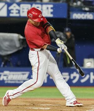 　５回広島２死二塁、末包が左中間に２ランを放つ＝横浜