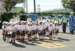 煎餅を渡して安全運転を呼びかけた園児ら=新潟市江南区鵜ノ子5