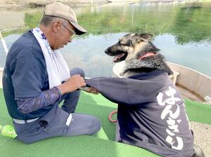 はんぎり乗り場の看板犬アスティーと飼い主の金子啓次さん(金子さん提供)