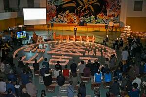 新潟県長岡市の旧山古志村地区で営まれた追悼式の会場に並べられたキャンドル=23日午後