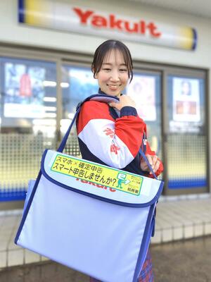 スタッフのバッグに付けられたステッカー=新発田市緑町1