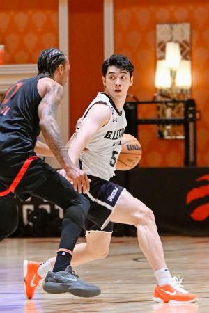 若手主体のNBAラプターズと対戦したBリーグ選抜の中村=9日、ラスベガス((C)B.LEAGUE・共同)