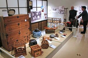 昔の生活用品を通じて、暮らしの移り変わりを学ぶ企画展=上越市立歴史博物館