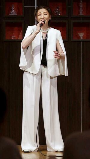 謙信公祭のエピソードや歌を披露した越乃リュウさん＝１３日、上越市本町５