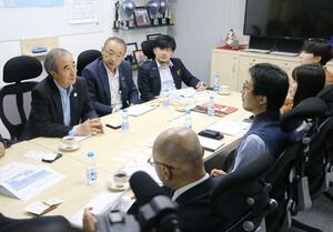 日本政府観光局の現地事務所を訪問した花角英世知事(左)と佐渡市の渡辺竜五市長(左から2人目)=7月29日、インド・ニューデリー