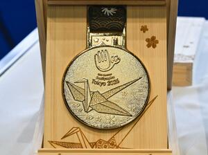 お披露目された「東京デフリンピック」のメダル=7日