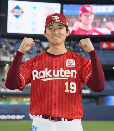 開幕戦で勝ち投手となり、笑顔でガッツポーズする楽天の荘司康誠投手＝２７日、京セラドーム大阪（河北新報社提供、坂本秀明撮影）