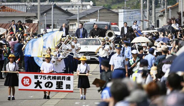 石川県津幡町で行われた、大相撲・大の里関の横綱昇進を祝うパレード＝２９日午後