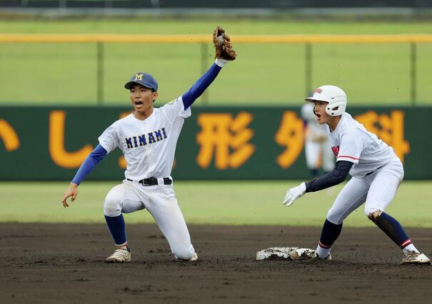 新発田南ー上越　上越１回２死一塁、一走富澤遙斗の二盗を阻止する新発田南の遊撃手駒澤旭＝三条市パールスタ