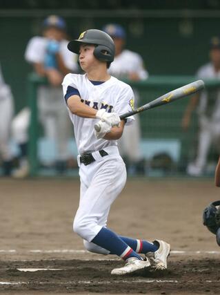 新発田南－新潟西　３回新発田南１死満塁、坂上大夢の適時打で３－２＝９月６日、新発田市五十公野公園野球場