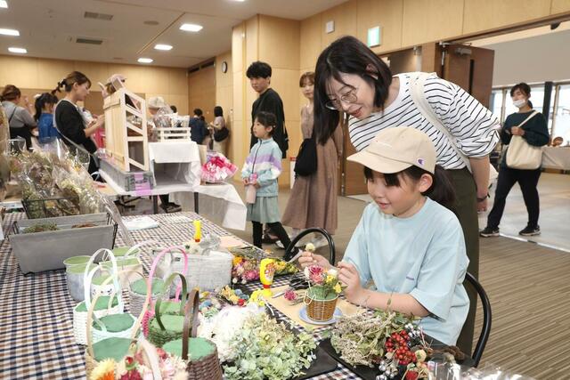 ドライフラワーの花かごを作るワークショップ＝３１日、長岡市中央公園