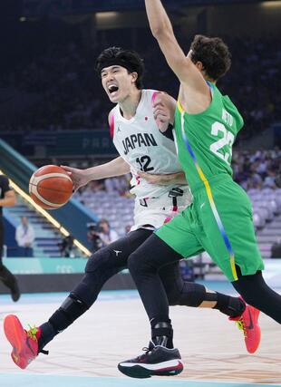 日本－ブラジル　第１クオーター、攻め込む渡辺雄＝リール（共同）