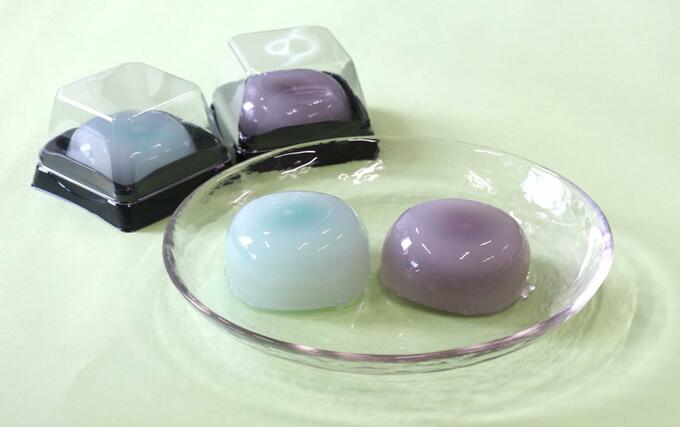 本格和菓子処 萬亀の「ラムネ水まんじゅう」(左)と「水まんじゅう」